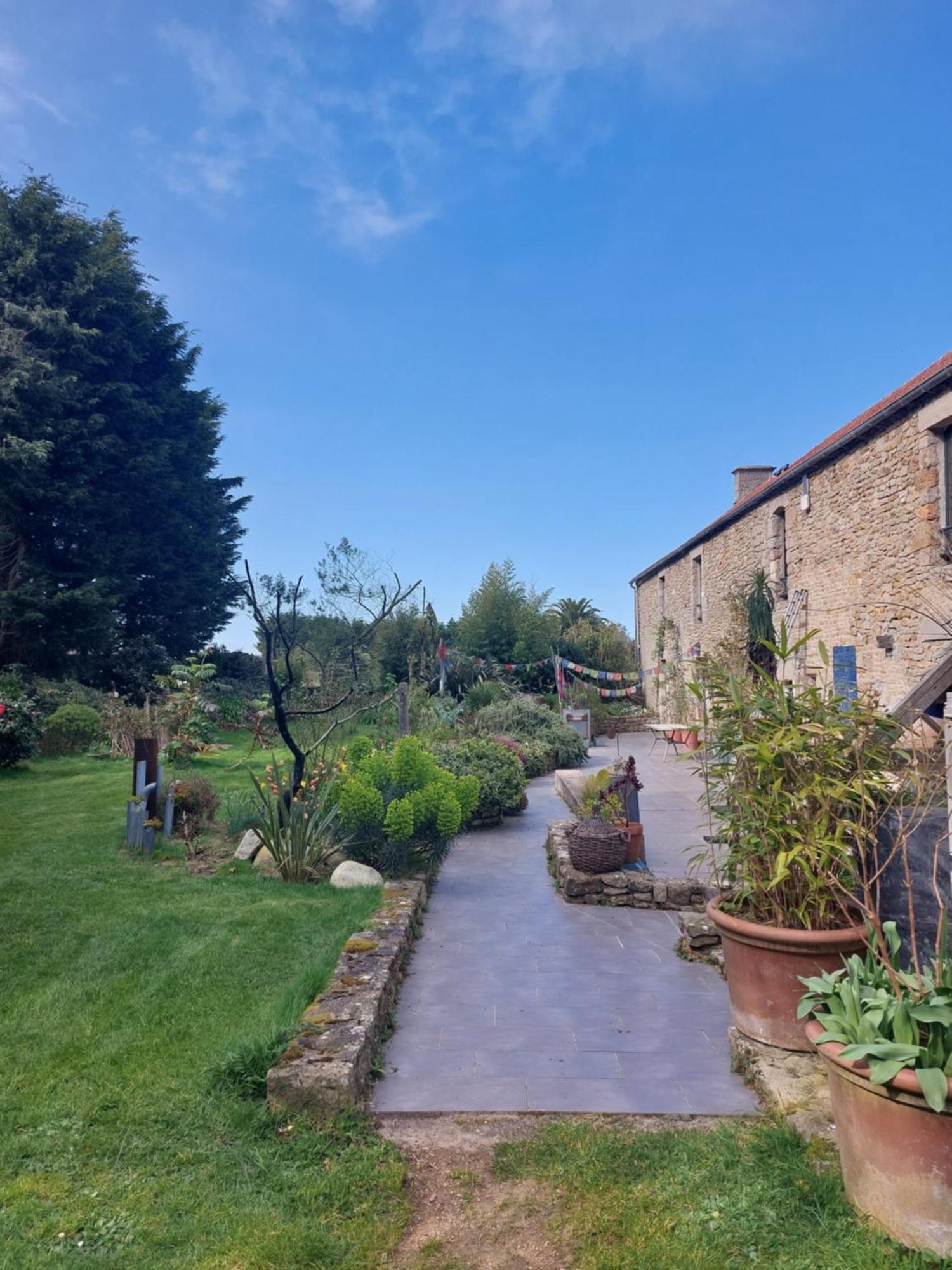 Retour Aux Sources Bed & Breakfast Gouberville Exterior photo